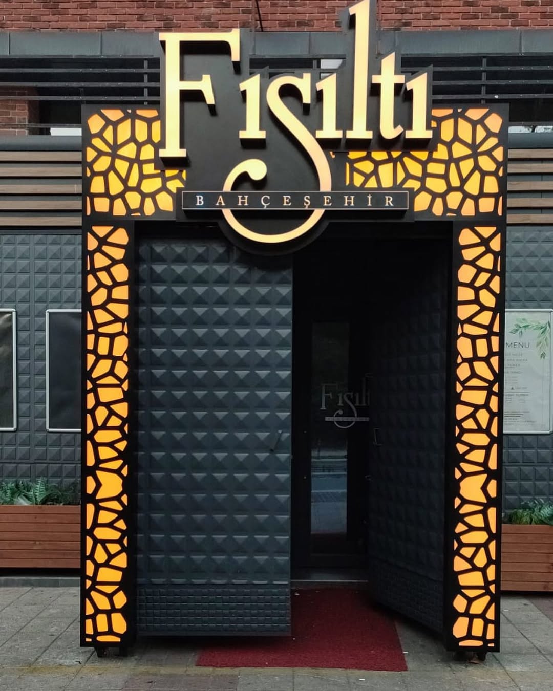 Fısıltı Bahçeşehir — Işıklı Giriş Takı ve Kutu Harf Tabela Uygulaması